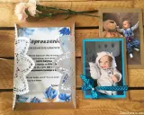 Zaproszenie na chrzest DIY z motywem niebieskich kwiatów i zdjęciami niemowlaka.