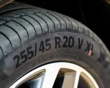 Opona z oznaczeniem 255/45 R20 V XL. Widoczne detale bieżnika i felgi.