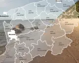 Mapa administracyjna **zachodnio pomorskie** z zaznaczonymi powiatami na tle plaży i morza.