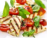 Halloumi: Jak przygotować idealny ser? Grill, patelnia, piekarnik!