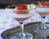 Zwei Gläser Champagner mit Erdbeeren, die auf einem Silbertablett stehen. Ein erfrischender Genuss.