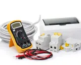 Multimètre, câble, coffret et disjoncteurs. Comprendre la différence entre interrupteur différentiel et disjoncteur différentiel pour une installation électrique sûre.