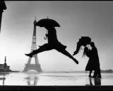Parigi sotto la pioggia: una silhouette salta con un ombrello, mentre una coppia balla. Le foto più belle di sempre.
