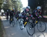Ciclisti in gara, concentrati sul massimo consumo di ossigeno per raggiungere la vittoria.