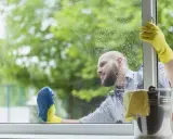 Lśniące okna bez smug: sprawdzone domowe sposoby i triki