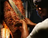 Kebab kraftowy: Co to znaczy? Odkryj prawdziwą jakość mięsa