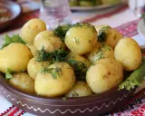 Młode ziemniaki z koperkiem i sałatą. Idealne, by zapytać co zjesc na obiad.
