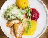 Stekt abborre med dillpotatismos, lingonsylt och citron. Ett klassiskt abborre recept som passar alla.