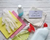 Hausmittel für fugen schimmel entfernen: Handschuhe, Tücher, Wasserstoffperoxid und Reinigungsmittel.