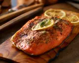 Perfekt gegarter Lachs mit Zitrone und Kräutern, die ideale Lachs Temperatur für ein saftiges Ergebnis.