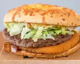 Apetyczny burger drwala z chrupiącym kotletem i serem na bułce. Kiedy będzie mój?