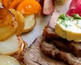 Skivad biff med kappa, rostade potatisar, tomatklyftor och picklad rödlök. En härlig måltid!