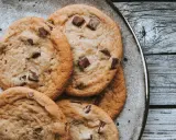 Gourmandise assurée avec ces cookies aux pépites de chocolat, dignes d'un cookie Cyril Lignac. Parfaits pour un goûter réconfortant.