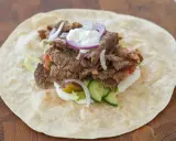 Pyszny kebab w tortilli z mięsem, warzywami i sosem. Zastanawiasz się, ile kalorii ma tortilla?