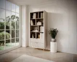 Elegante libreria pino con libros y adornos, junto a un gran ventanal con vistas a un jardín frondoso.