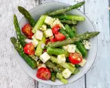 Frischer Spargelsalat mit Tomaten und Feta. Ein leichtes und leckeres Spargelsalat Rezept für den Sommer.