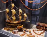 Model żaglowca z bursztynu, ozdoby i szkatułka – eksponaty w Muzeum Bursztynu Kraków.