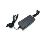 Schwarzes Netzteil mit Kabeln und Stecker, 12V 5A Leistung.
