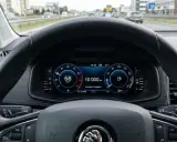 Widok z kabiny samochodu, na desce rozdzielczej widoczny przebieg 10 000 km. To może być średni roczny przebieg samochodu w Polsce.