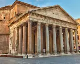 La coupole du Panthéon de Rome, majestueuse, se dresse avec ses colonnes antiques. Un monument historique impressionnant.