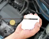 La varilla del aceite del motor sirve para comprobar el nivel de lubricante. Aquí se muestra cómo se usa para verificar si el motor tiene suficiente aceite.