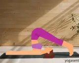 En person utför plogen yoga på en matta framför en trävägg.