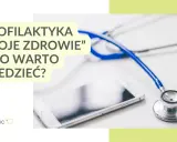 Stetoskop i smartfon na białym tle, z tekstem "Profilaktyka „Moje Zdrowie” – co warto wiedzieć?".