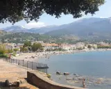 Vista panoramica di Sapri: una spiaggia affollata, il mare azzurro e le montagne sullo sfondo. Ecco cosa vedere a Sapri per una vacanza indimenticabile.