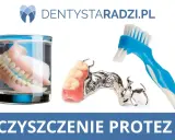 Szczoteczka i protezy zębowe w szklance wody. Pamiętaj o codziennym czyszczeniu protezy zębowej dla zdrowia jamy ustnej.