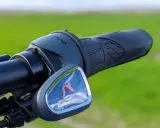 Fahrradlenker mit enviolo 380 Schaltung, bereit für die Fahrt durch grüne Felder.