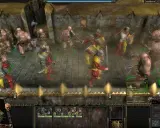 Starcia w Warhammer: Mark of Chaos. Żołnierze w zbrojach walczą z potężnymi wojownikami.