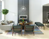 Nowoczesne wnętrza: szara sofa, kominek, designerskie fotele i kuchnia. Różne style wnętrz w jednym, przestronnym salonie.