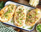 Drei herzhafte Kartoffel-Dinnete mit Speck und Frühlingszwiebeln, bereit zum Genießen. Ein tolles Rezept für Kartoffel-Dinnete!
