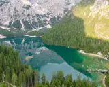 Un lago alpino dai riflessi smeraldo, incorniciato da boschi di conifere e montagne imponenti. Un gioiello tra i quattro laghi del nord Italia.
