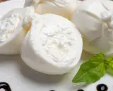 Świeża burrata co to? Delikatny ser z kremowym wnętrzem, podany z bazylią i balsamicznym sosem.