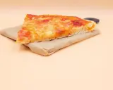 Kawałek pysznej pizzy, idealny na szybki lunch. Ten prosty przepis na pizzę z pewnością zachwyci każdego.