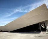 Edificio moderno con tetto spiovente, che ricorda le onde del mare, vicino al porto di Lisbona.