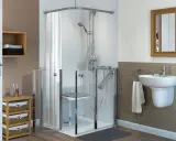 Salle de bain adaptée : douche sécurisée avec siège, barres d'appui et porte facile d'accès. Une aide précieuse pour les seniors.