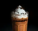 Ein cremiger Eiskaffee mit Sahne und Schokostückchen, perfekt für die Schwangerschaft.