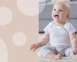 Uśmiechnięte dziecko siedzi na dywanie. Czy 5 miesięczne dziecko można sadzać na kolanach?