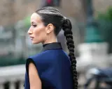 Einfache Frisuren lange Haare: Ein dicker, geflochtener Zopf, der über die Schulter fällt.