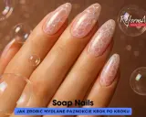 Delikatne paznokcie na marzec w stylu "Soap Nails", ozdobione wzorem przypominającym bańki mydlane.