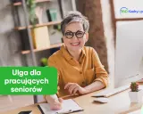 Uśmiechnięta seniorka przy biurku, korzystająca z ulgi dla pracujących seniorów. Logo 360 Kadry i płace.