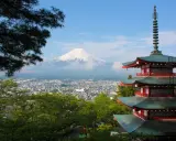 Widok na górę Fudżi i pagodę Chureito, jedno z najpiękniejszych miejsc w Japonii.