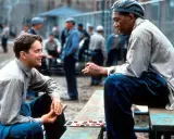 Andy i Red grają w warcaby na dziedzińcu więzienia. Scena z filmu "Skazani na Shawshank".