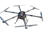Acht Propeller sind an einem zentralen Gehäuse befestigt, das die Elektronik einer leistungsstarken Raptor Drohne beherbergt.