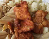 Penne z kurczakiem w przyprawach i kalafiorem. Zdrowe i smaczne danie, idealny obiad dla cukrzyka.