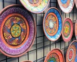 Kolorowe, ręcznie malowane talerze ceramiczne, idealne jako pamiątka – co przywieźć z Hiszpanii.