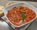 Un piatto di fagioli alla Bud Spencer, saporiti e fumanti, accompagnati da pane casereccio.