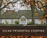 Dom, gdzie mieszkał Fryderyk Chopin, otoczony jesiennymi liśćmi.